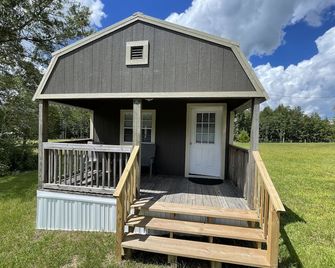 Anna Kay's Lake Chalet - Hattiesburg - Building