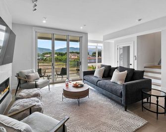 Modern Luxury Townhouse Large rooftop & Elevator with 4 bedrooms - Penticton - Living room