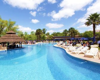 Howard Johnson by Wyndham San Pedro Resort & Marina - San Pedro - Pool