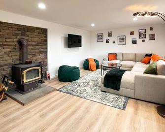 Hot Tub Fire Pit Deck Bbq Spacious Hiking - Kerhonkson - Living room