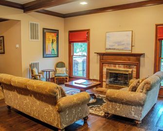 The Camelia Room - Private studio w/ Ensuite Bath in Historic Downtown Home - Clinton - Soggiorno