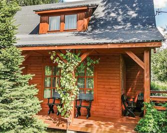 This simple wooden cottage is located on a shared plot with PKA438. You have a beautiful view of the - Kartuzy - Budynek