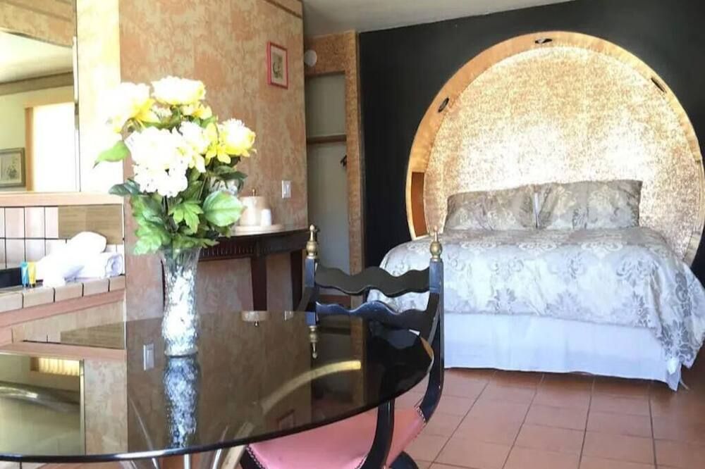 1 King Bed Jetted Tub Non-Smoking(Theme2 -Persian ,Roman, or Oriental Theme) - Yucca Valley - Chambre