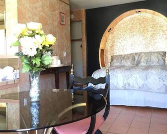 1 King Bed Jetted Tub Non-Smoking(Theme2 -Persian ,Roman, or Oriental Theme) - Yucca Valley - Спальня