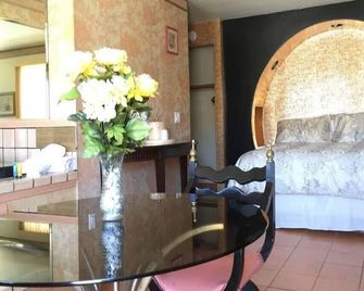 1 King Bed Jetted Tub Non-Smoking(Theme2 -Persian ,Roman, or Oriental Theme) - Yucca Valley - Chambre
