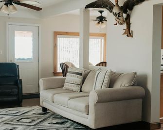 Crazy View Beach Front Bay City, MI - Bay City - Living room