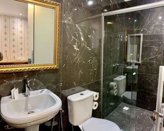 Eleganz Hostel & Suites - Gramado - Bathroom