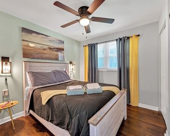 5 Minutes to the Casino!Family sized home 3 bedroom with patio and a game room - Portsmouth - Schlafzimmer