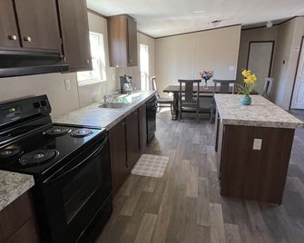 Great location. covered patio/5 minutes away from restaurants stores boat launch - Many - Cucina