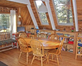 Classic, Three-Story Chalet in the Pines - Flagstaff - Comedor