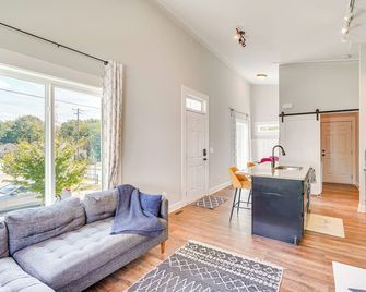 3 Mi to Duke Downtown Durham Cottage! - Durham - Living room