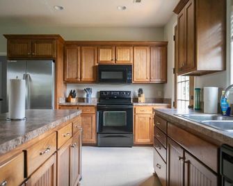 4 BR Ranch Stay on the Duck River with Ponds HS#3 - Normandy - Cocina