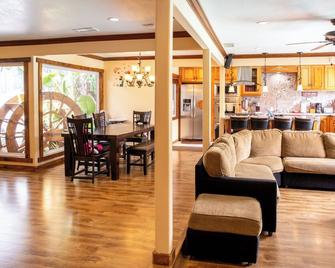 Magic Forest Disney Theme Home - Anaheim - Living room