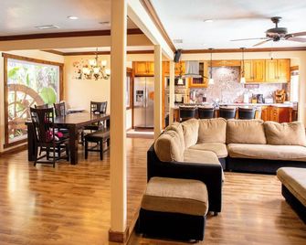 Magic Forest Disney Theme Home - Anaheim - Living room