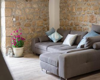 3 Bedroom Cozy Home In Hrvace - Hrvace - Living room