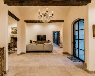 7 Bedroom/ 5 Bathroom Lodge For Bader Ranch Dove Hunts - Hondo - Вітальня