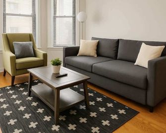 2BR on N Halsted St: Lakeview Living - Chicago - Living room