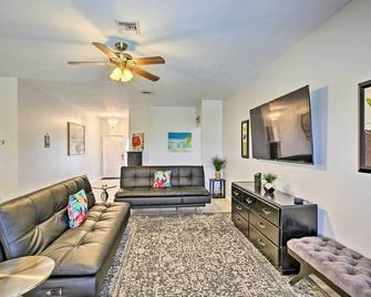 Modern Home with Patio and Grill in Cape Coral! - Cape Coral - Wohnzimmer