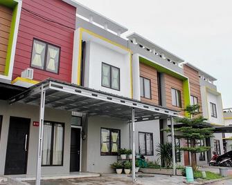 RedDoorz @ Galuh Mas - Karawang - Edificio