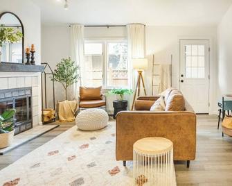 Modern Ranch, Stylish Hidden In The Most Convenient U-Med District! - Anchorage - Living room