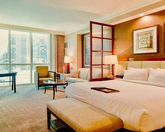 No Resort Fee ! Strip View Suite - Pools & Valet - Paradise - Habitación