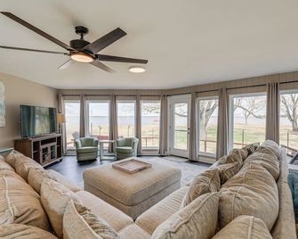 Private Beach & Fishing Pier: Wicomico River House - Princess Anne - Huiskamer