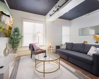 Sleek 2BR Gym & Parking, On Rvrwalk, Pet-friendly - San Antonio - Living room