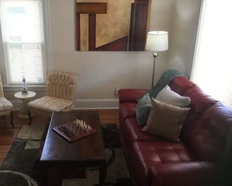 Victorian! Professionally Cleaned, Self Check In - Sleeps 10 - Kenosha - Wohnzimmer