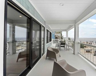 Expansive Bayfront Home w/ Heated Saltwater Pool & Dock - Ship Bottom - Balcón