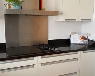 A Cozy Attic Space with Two-Person Bed in a Charming Home in Delft - Delft - Cuisine