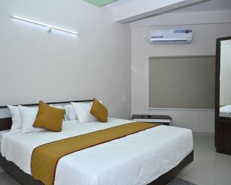 Hotel Sln Comforts - Tumkūr - Bedroom