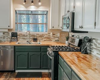 New! Terrys Treehouse | Dog Friendly | Cozy Cabin - Twain Harte - Küche