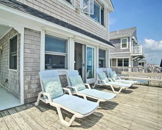 2 Decks + Beach Access: Oceanfront Getaway! - Marshfield
