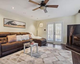 Valley Vista-Mins to SkylineDrive-Hot Tub-King, Queen Beds - Front Royal - Living room