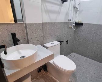 Lunar Hostel - Vientiane - Bathroom