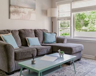 The Roosevelt House: Big Deck Fast Wifi Near Lake - Coloma - Living room