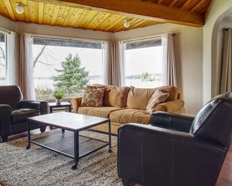 Lake House Getaway With Private Dock - Quesnel - Huiskamer