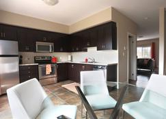 Boardwalk Homes Executive Suites - Kitchener - Cucina