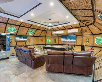 Romantic Escape, Private Hot Tub, Gameroom, Near Beach, Exotic Birds, A/C - Potrero - Salónek