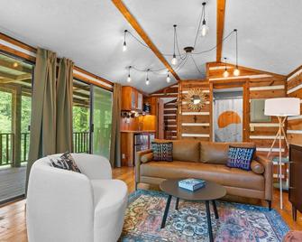 Creekside vibes - 1 bedroom cozy cabin w/ outdoor fire pit + pet friendly! - Hillsville - Вітальня