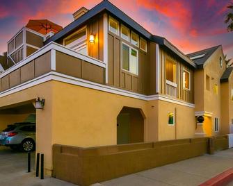 Two-story duplex near the beach with gas grill, balcony, great views, & WiFi - Newport Beach - Gebäude