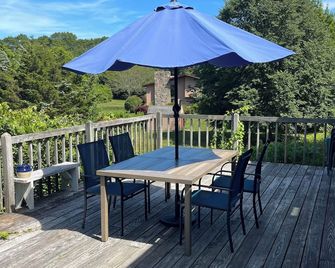 Experience Cape Cod charm, with beaches just a quick 10-min drive away - Falmouth - Balcony