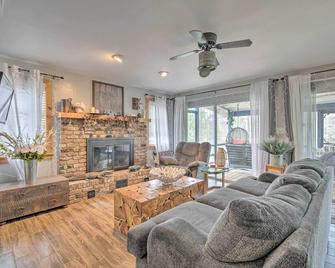 Unplugged Withlacoochee Riverfront Retreat! - Bushnell - Sala de estar