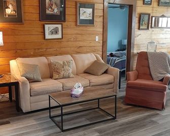 Private Waterfront Cottage In Prince Edward County - Trenton - Lounge