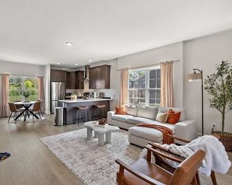 Wow! Stunning 2-bedroom home in Ann Arbor, 9 minute drive to campus & stadium! - Ann Arbor - Living room