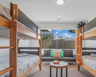Marina Views - Torrumbarry - Habitación