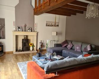 Maison de Vacances en Pierre Avec Piscine - Chervettes - Sala de estar