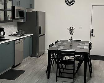 Orange Deluxe - No Cleaning Fee, Centrally Located. - Omaha - Kuchnia