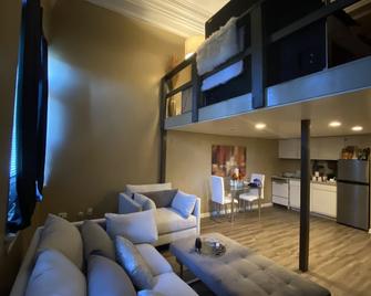 Mini Artsy Loft…min from Ski resort and Mohegan sun casino! - Wilkes-Barre - Living room