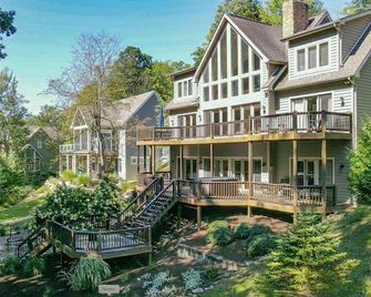 Large Lakefront Home Private dock and hot tub - McHenry - Edificio